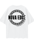 Camiseta gráfica con el logotipo de Nova Edge Threads en color blanco, de gran tamaño y hombros caídos (190 g/m²)