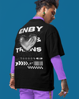 Camiseta gráfica Enby & Trans Pride estilo urbano con hombros caídos y corazón cromado negro de gran tamaño - 190 g/m²