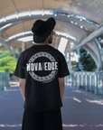 Camiseta gráfica con el logotipo de Nova Edge Threads, ropa urbana, ropa de calle, ropa de calle de Intersectional Pride Gear, camiseta de hombros caídos de gran tamaño en negro, 190 g/m²