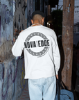 Camiseta gráfica con el logotipo de Nova Edge Threads en color blanco, de gran tamaño y hombros caídos (190 g/m²)