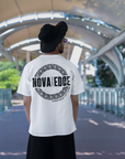 Camiseta gráfica con el logotipo de Nova Edge Threads en color blanco, de gran tamaño y hombros caídos (190 g/m²)