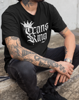 Camiseta gráfica Trans King con corona y gotas de pintura en aerosol sobre hombros caídos de gran tamaño en negro - 190 g/m²