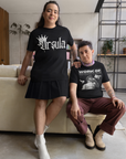 Obra de arte con cicatrices de cirugía en la parte superior para orgullo transmasc, transman, no binario y de género diverso en camiseta negra de gran tamaño con hombros caídos profundos - 190 GSM