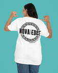 Camiseta gráfica con el logotipo de Nova Edge Threads en color blanco, de gran tamaño y hombros caídos (190 g/m²)