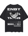 Camiseta gráfica Enby & Trans Pride estilo urbano con hombros caídos y corazón cromado negro de gran tamaño - 190 g/m²