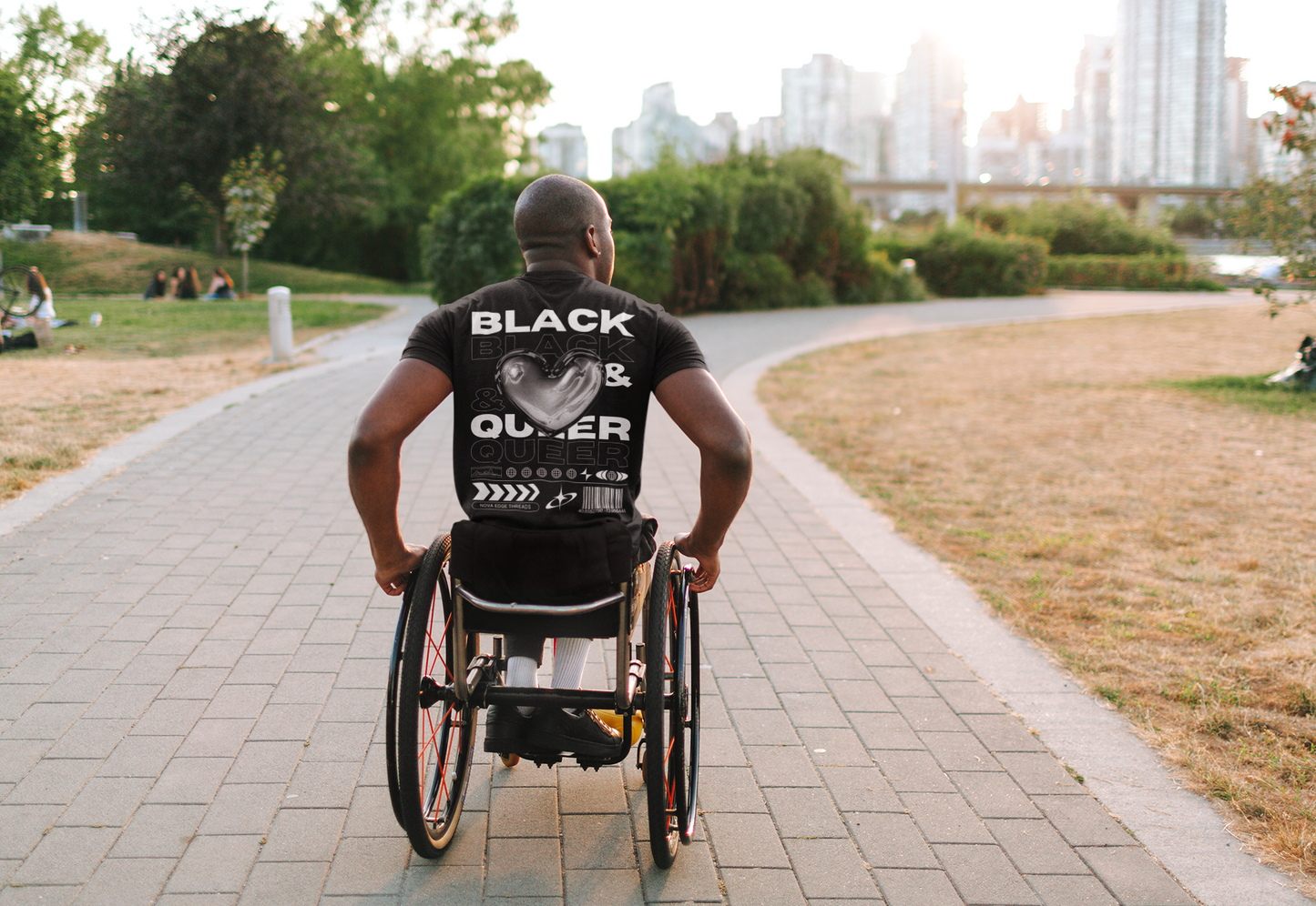 Camiseta gráfica estilo urbano con orgullo interseccional negro y queer en la parte posterior de la camiseta negra de gran tamaño con hombros caídos profundos - 190 GSM