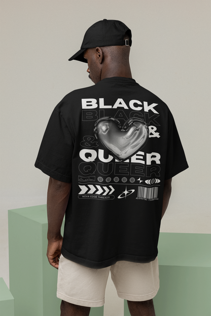 Camiseta gráfica estilo urbano con orgullo interseccional negro y queer en la parte posterior de la camiseta negra de gran tamaño con hombros caídos profundos - 190 GSM