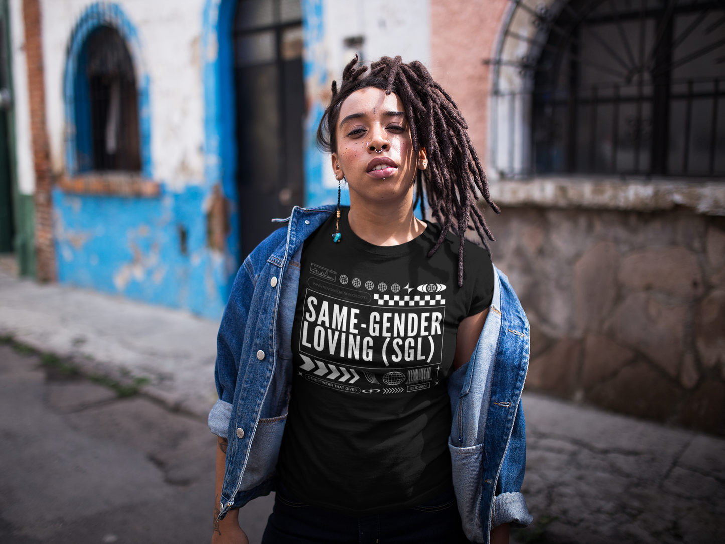 Camiseta de orgullo que ama el mismo género. Camiseta negra interseccional con hombros caídos profundos. SGL. Ropa de calle en la parte delantera de la camiseta negra de gran tamaño. 190 g/m²